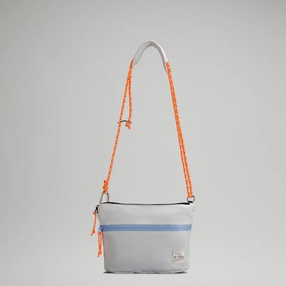 Lululemon Patch Logo Crossbody Bag 2.5L in Linen, BNWT - Picture 2 of 6